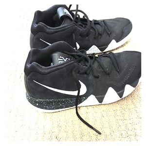 Nike Kyrie 4 Basketball shoes size 9 NEVER WORN